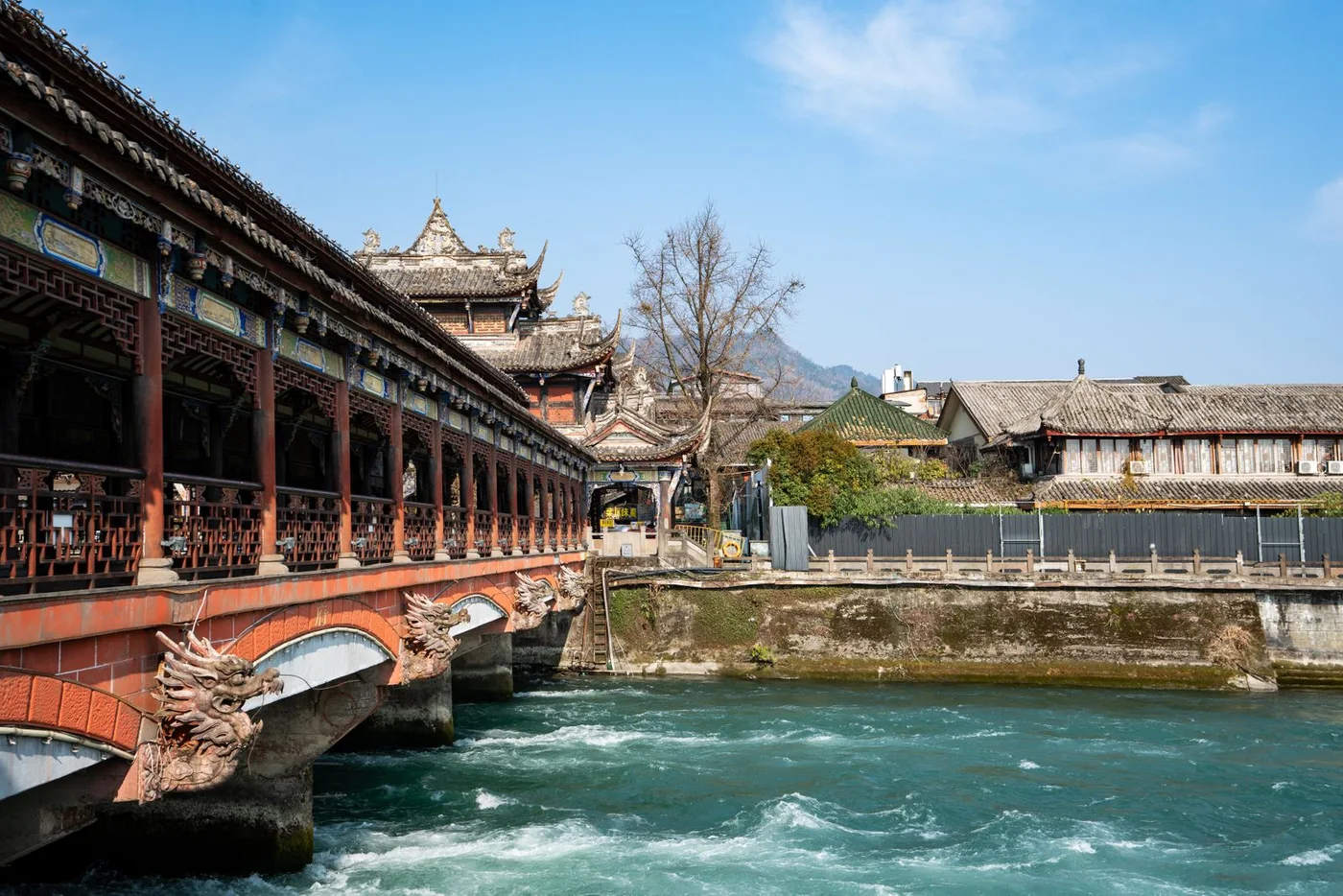 صورة حقيقية لمدينة تشنغدو: Chengdu riverside bridge